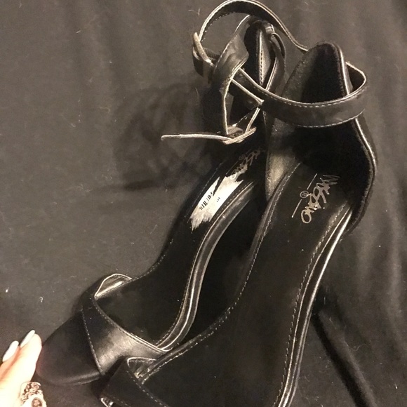 Black strap mossimo size 8 shoes - Picture 3 of 5